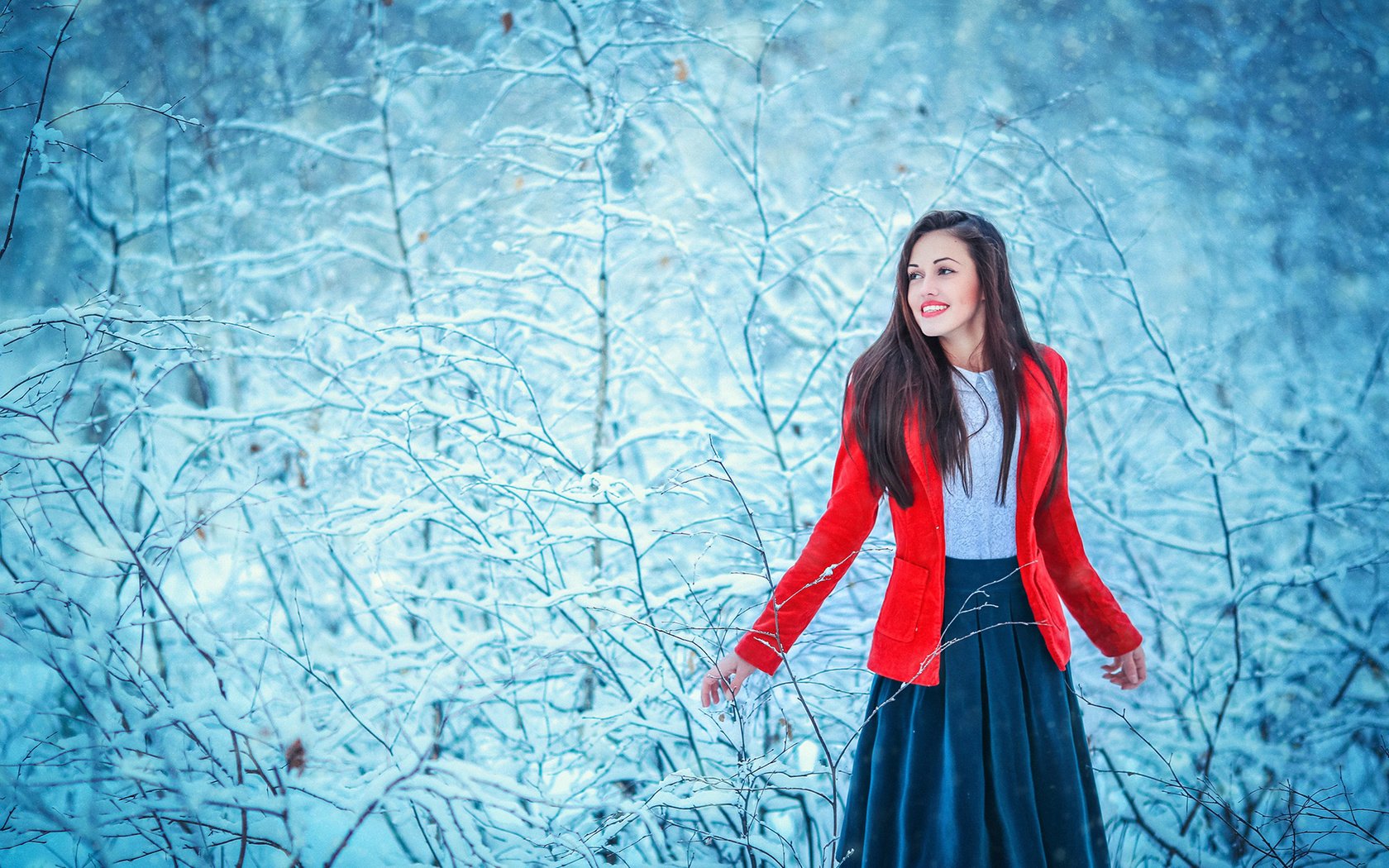 Обои снег, лес, девушка, поза, улыбка, взгляд, радость, лицо, snow, forest, girl, pose, smile, look, joy, face разрешение 1920x1280 Загрузить