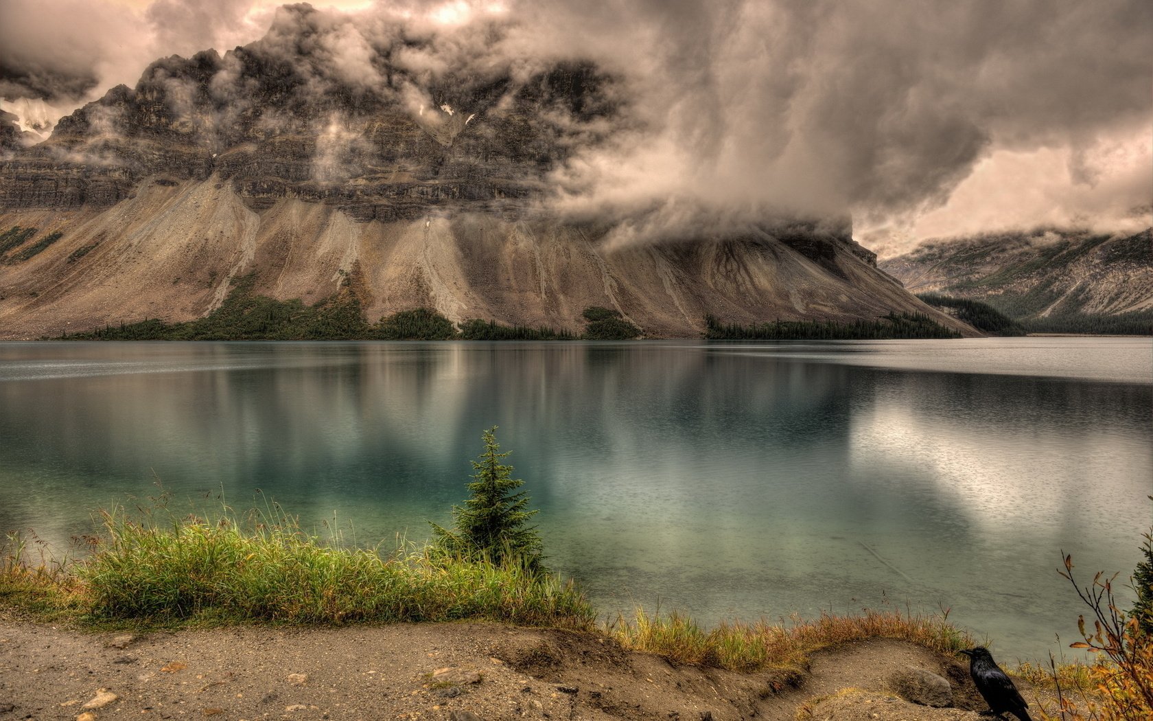 Обои озеро, горы, тучи, пейзаж, дождь, горы. озеро, lake, mountains, clouds, landscape, rain, mountains. lake разрешение 1920x1280 Загрузить