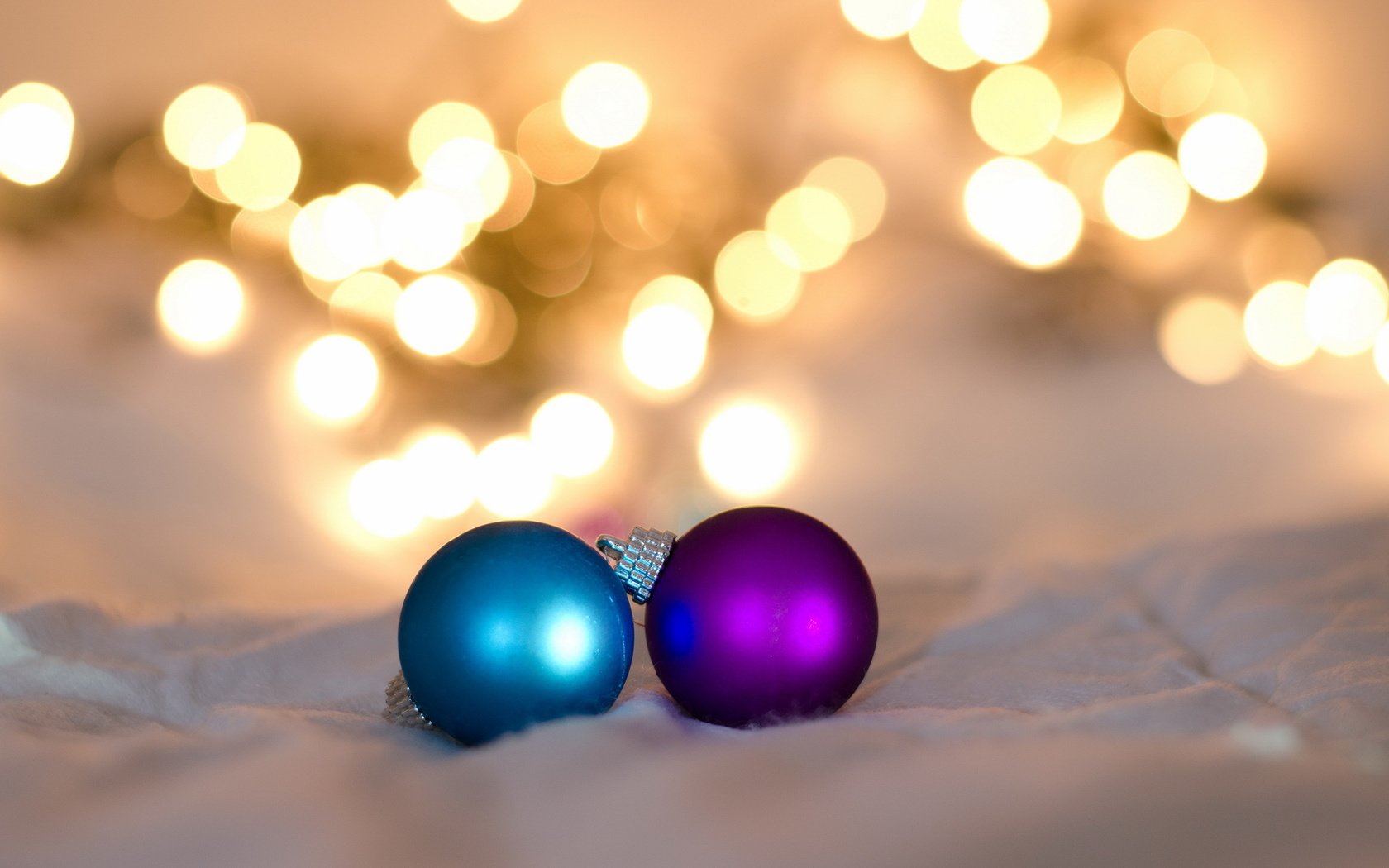 Обои шары, фон, игрушки, праздник, balls, background, toys, holiday разрешение 2047x1244 Загрузить
