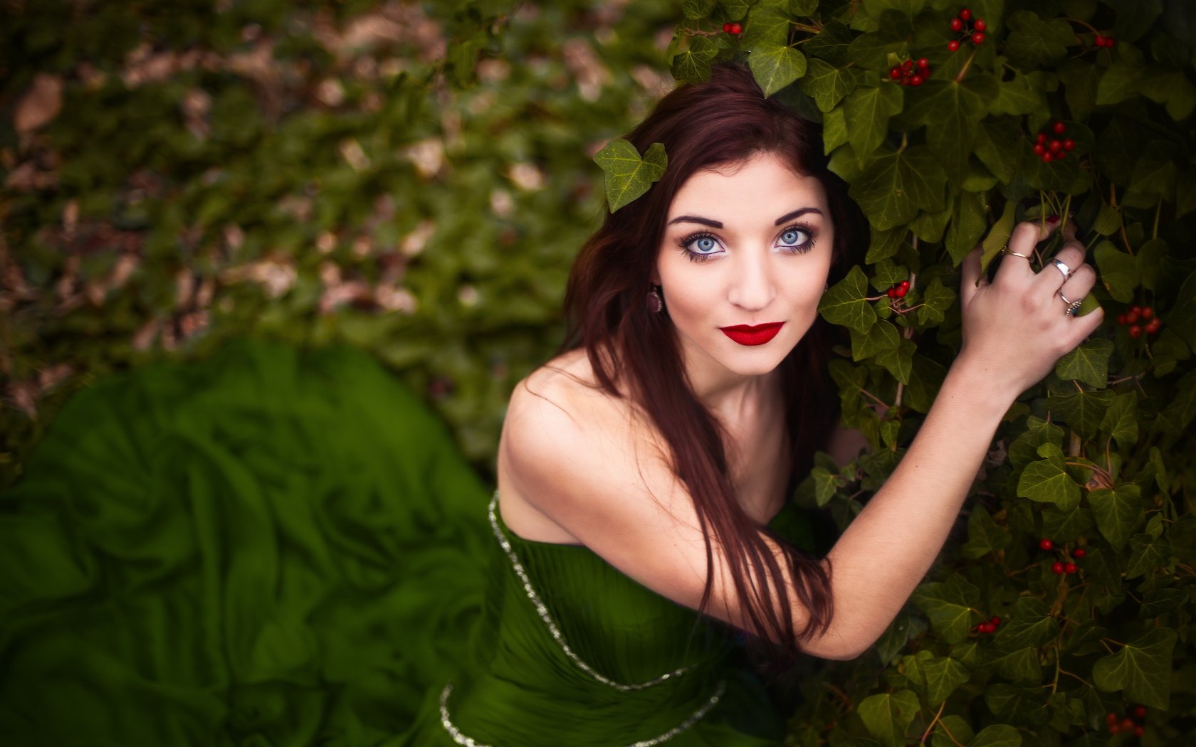 Обои листья, девушка, фон, поза, кусты, макияж, leaves, girl, background, pose, the bushes, makeup разрешение 5616x3473 Загрузить