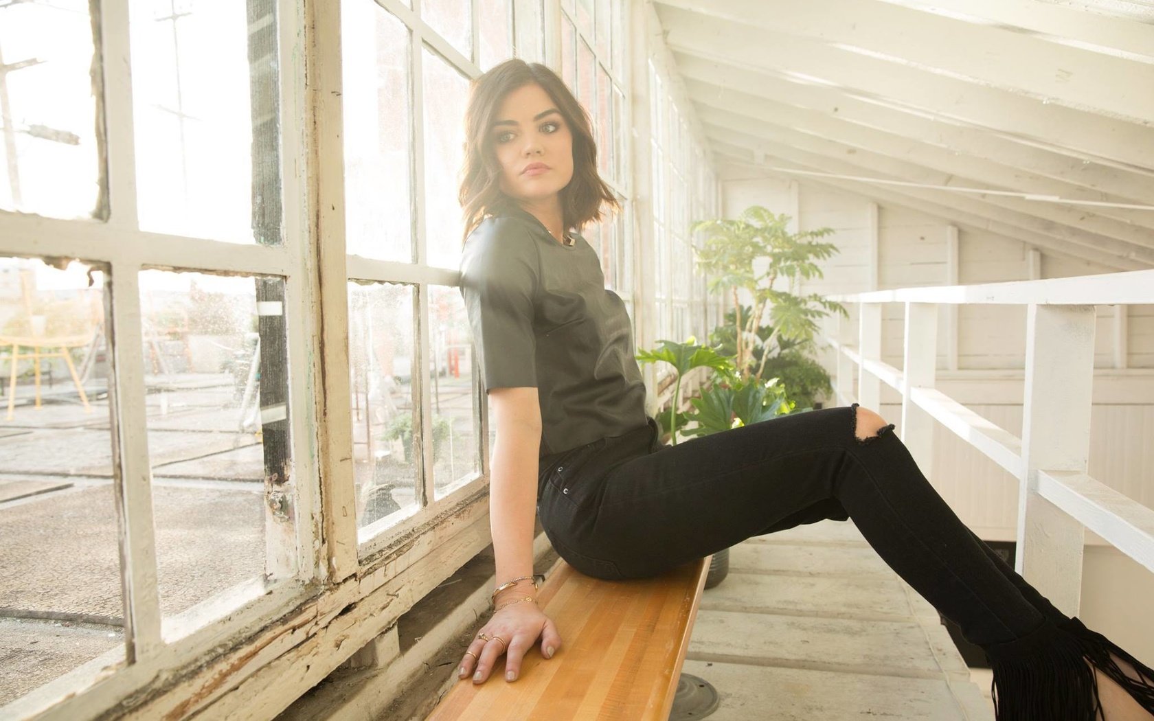 Обои брюнетка, сидит, актриса, люси хейл, brunette, sitting, actress, lucy hale разрешение 2048x1365 Загрузить