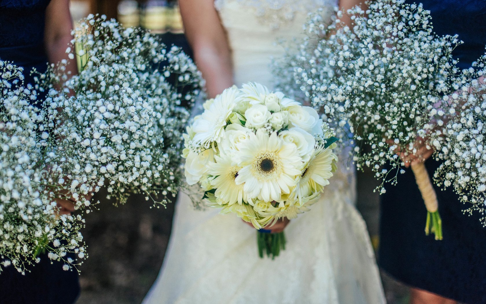 Обои цветы, белые, невеста, свадебный букет, подружки невесты, flowers, white, the bride, wedding bouquet, bridesmaids разрешение 6016x4016 Загрузить