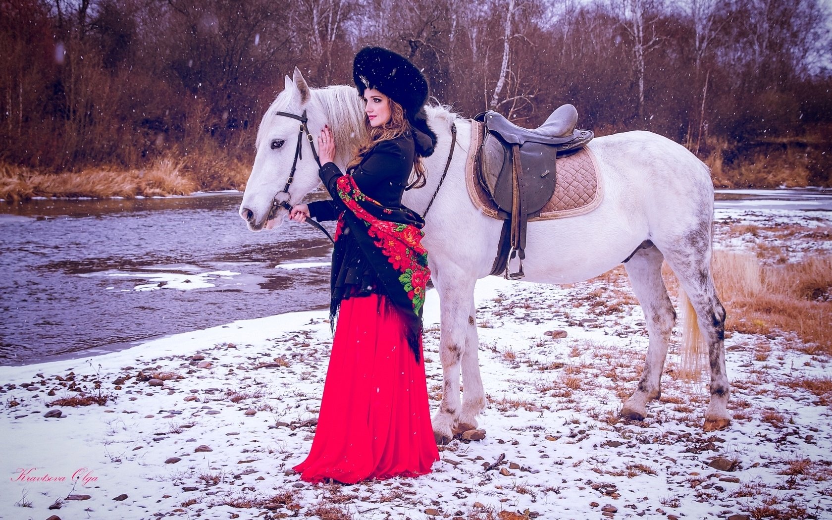 Обои лошадь, зима, девушка, платье, шапка, конь, платок, horse, winter, girl, dress, hat, shawl разрешение 1920x1280 Загрузить