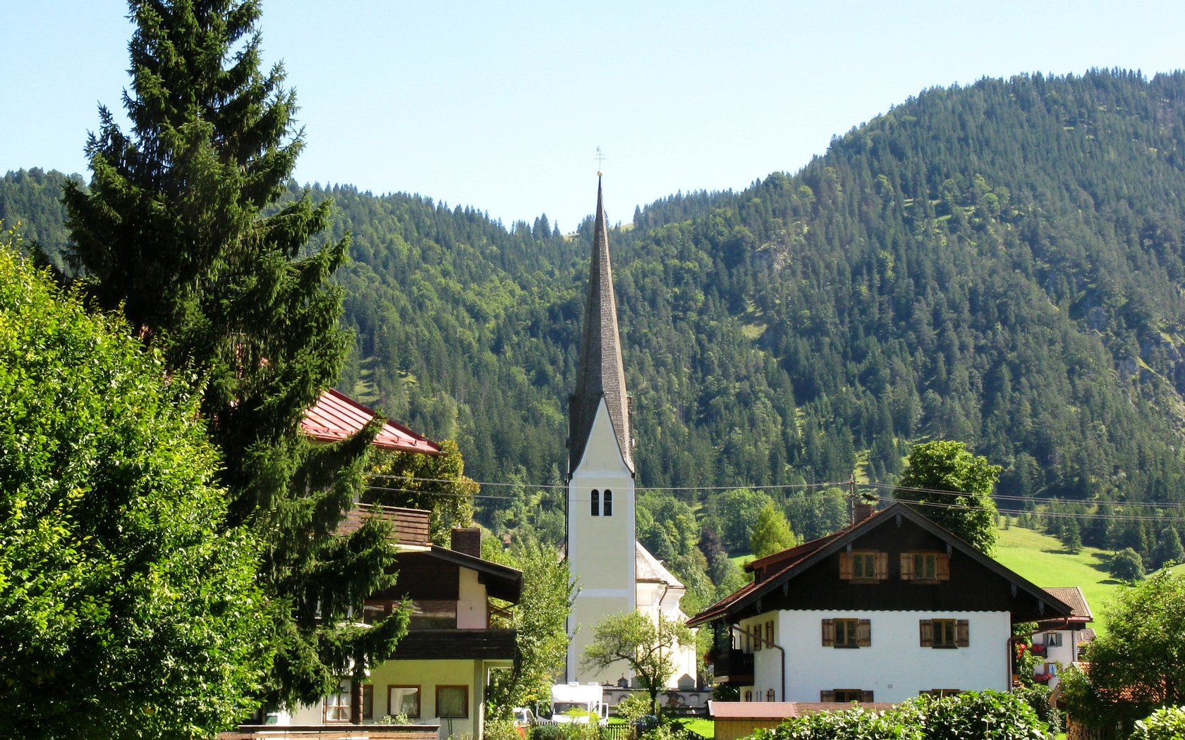 Обои деревья, бавария, горы, bayrischzell, лес, дома, городок, церковь, германия, альпы, trees, bayern, mountains, forest, home, town, church, germany, alps разрешение 2048x1536 Загрузить