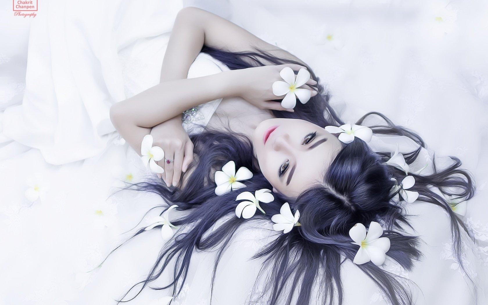 Обои цветы, платье, волосы, азиатка, плюмерия, flowers, dress, hair, asian, plumeria разрешение 2048x1408 Загрузить