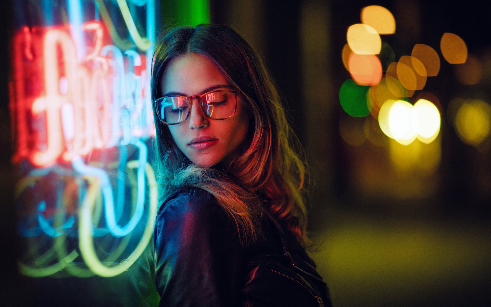 Обои огни, вечер, девушка, очки, волосы, лицо, шарлотка, lights, the evening, girl, glasses, hair, face, charlotte разрешение 2048x1381 Загрузить