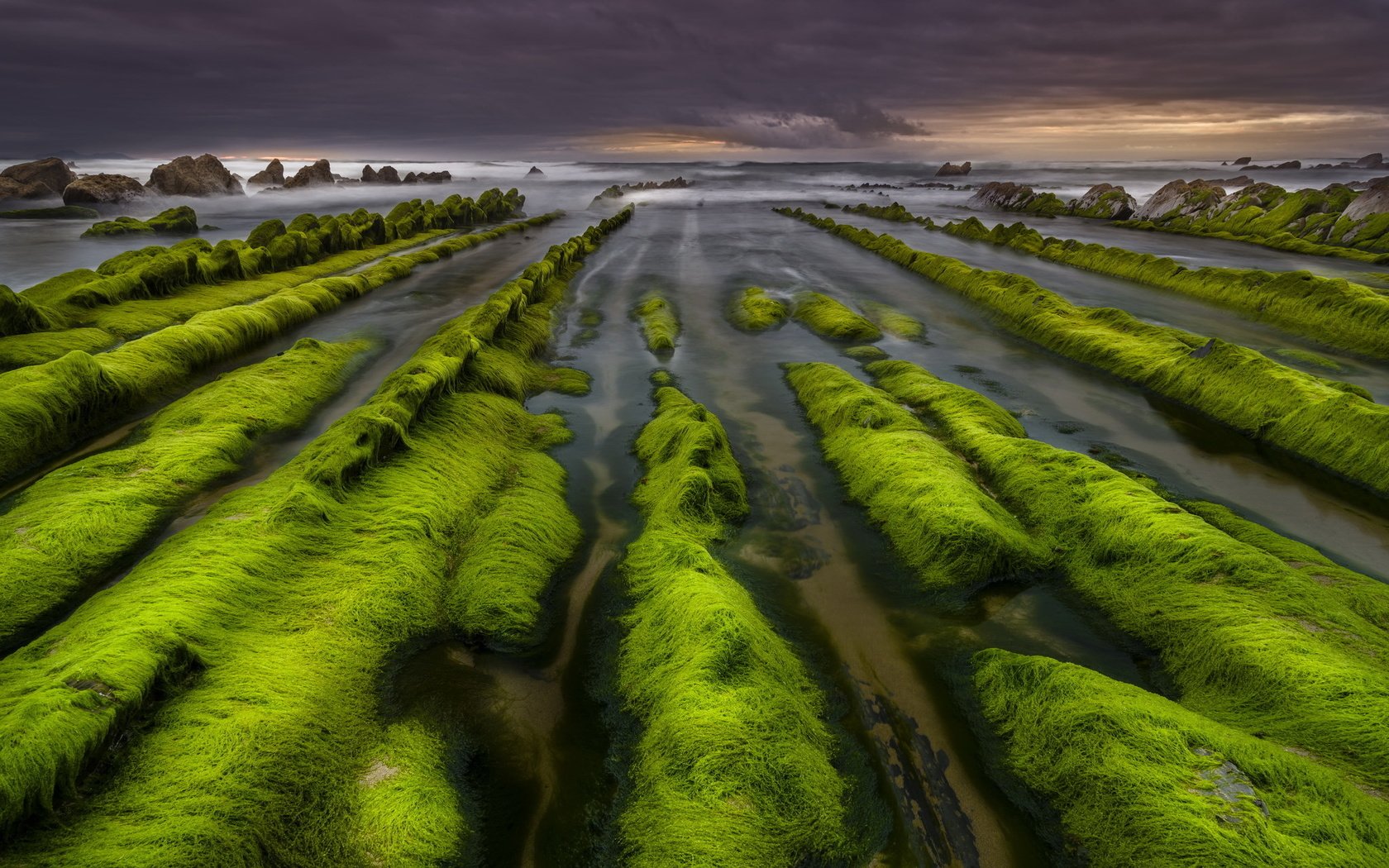 Обои скалы, камни, берег, море, водоросли, rocks, stones, shore, sea, algae разрешение 2048x1297 Загрузить