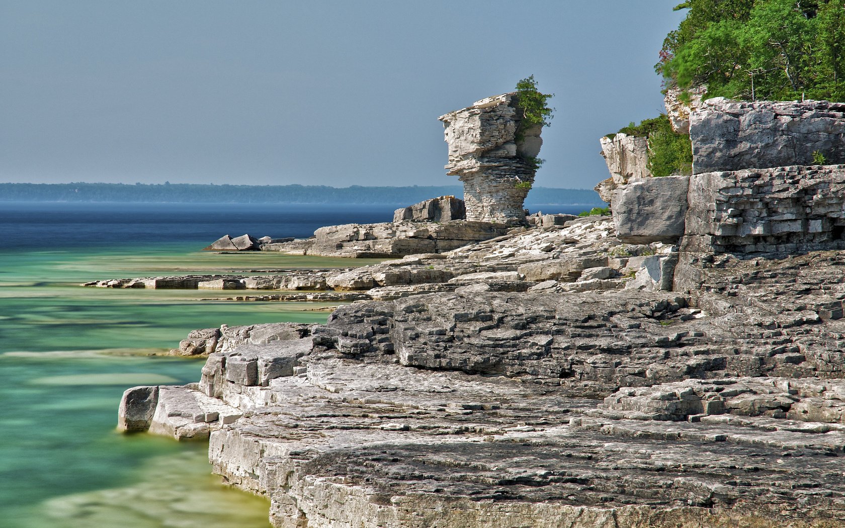 Обои деревья, озеро, скалы, пейзаж, канада, онтарио, bruce peninsula national park, trees, lake, rocks, landscape, canada, ontario разрешение 2048x1365 Загрузить