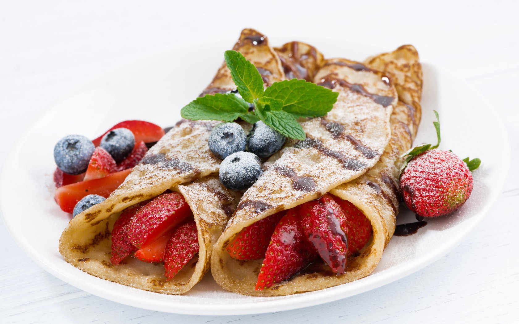 Обои мята, клубника, ягоды, шоколад, блинчики, голубика, mint, strawberry, berries, chocolate, pancakes, blueberries разрешение 2048x1367 Загрузить