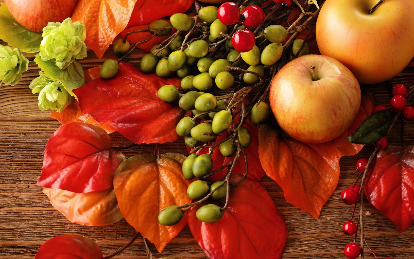 Обои листья,  листья, яблоки, осень, лесные ягоды, урожай, плоды, яблок, натюрморт, осен, leaves, apples, autumn, berries, harvest, fruit, still life разрешение 3740x2850 Загрузить