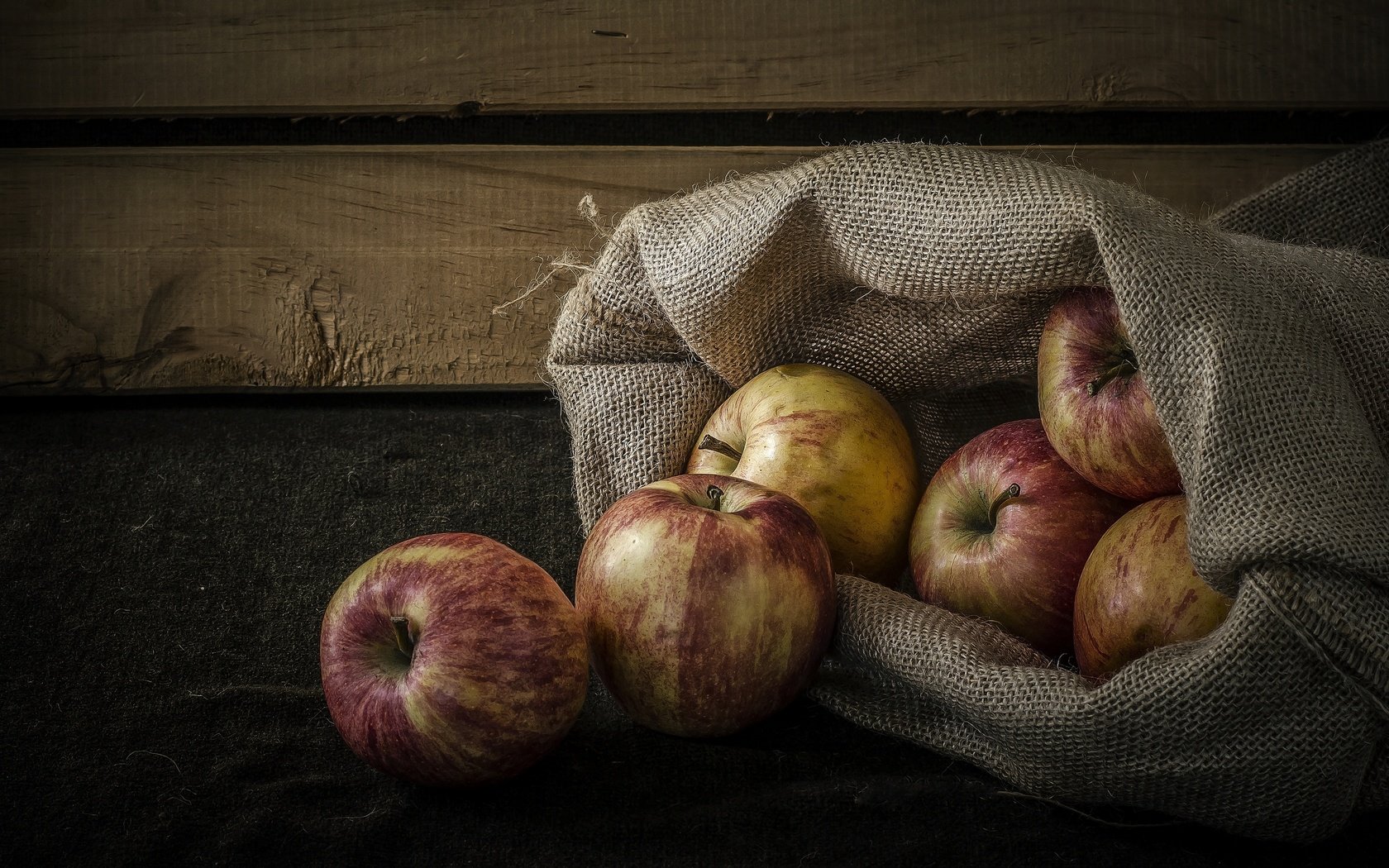 Обои фрукты, яблоки, доски, мешок, натюрморт, брусья, fruit, apples, board, bag, still life, bars разрешение 2880x1620 Загрузить