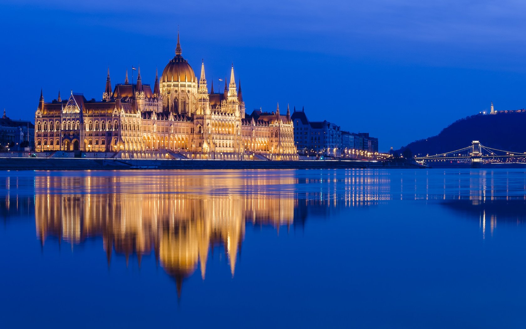 Обои река, отражение, здание, венгрия, будапешт, дунай, hungarian parliament, danube, венгерский парламент, river, reflection, the building, hungary, budapest, the danube, the hungarian parliament разрешение 2048x1281 Загрузить