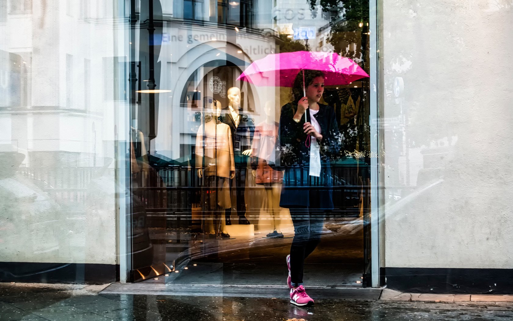 Обои девушка, отражение, зонт, pink umbrella, витрина, girl, reflection, umbrella, showcase разрешение 2048x1365 Загрузить
