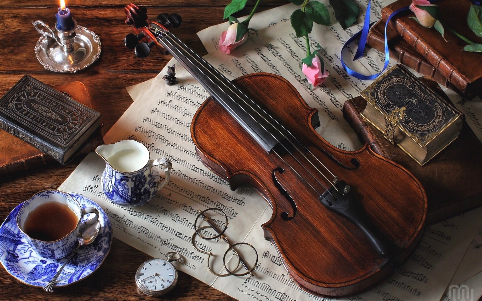 Обои розы, натюрморт, ноты, скрипка, очки, книги, часы, чай, молоко, roses, still life, notes, violin, glasses, books, watch, tea, milk разрешение 1920x1280 Загрузить