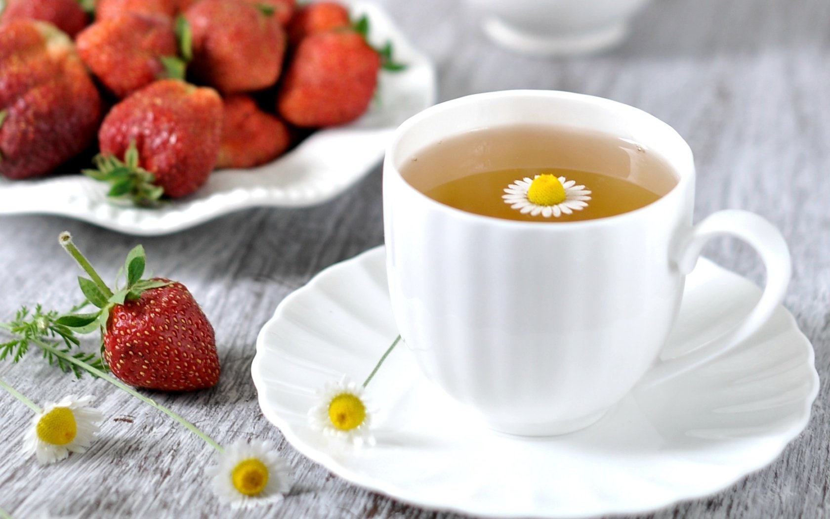 Обои напиток, клубника, ромашка, чашка, чай, drink, strawberry, daisy, cup, tea разрешение 1920x1211 Загрузить