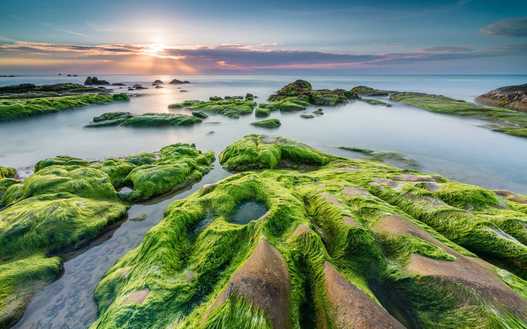 Обои камни, берег, закат, море, водоросли, stones, shore, sunset, sea, algae разрешение 2047x1315 Загрузить