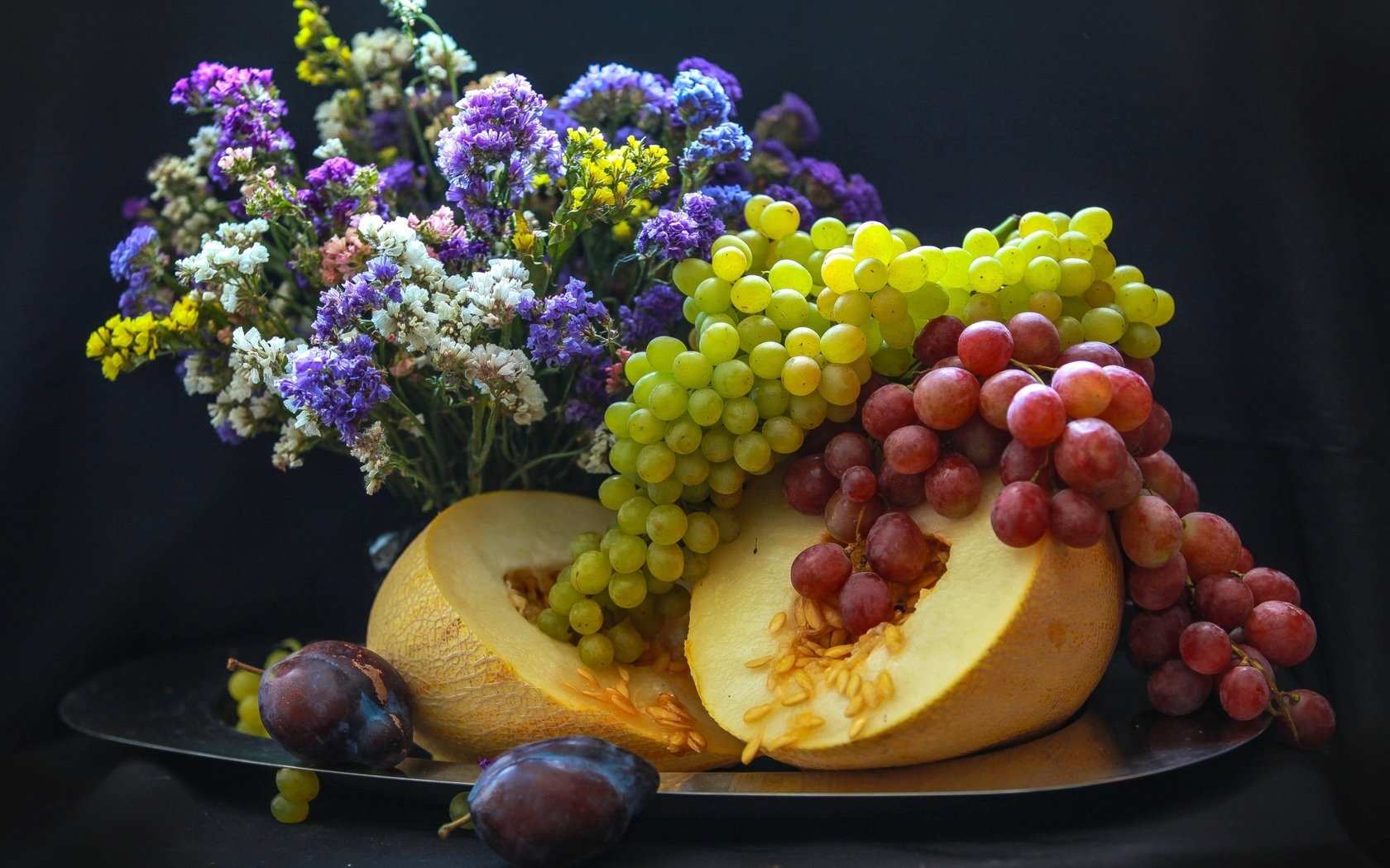 Обои цветы, виноград, фрукты, букет, натюрморт, сливы, дыня, flowers, grapes, fruit, bouquet, still life, plum, melon разрешение 2400x1535 Загрузить