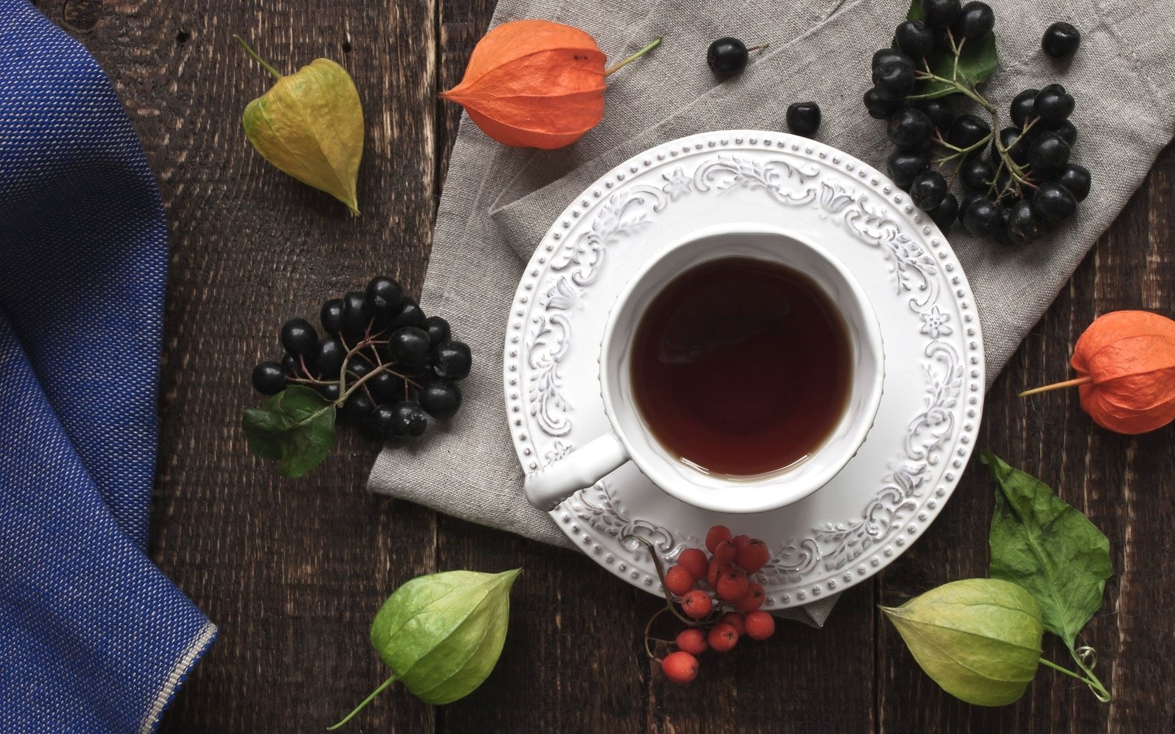 Обои напиток, ягоды, чашка, чай, физалис, рябина, арония, drink, berries, cup, tea, physalis, rowan, aronia разрешение 2048x1365 Загрузить