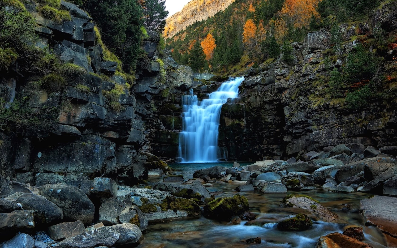 Обои деревья, вода, скалы, камни, водопад, trees, water, rocks, stones, waterfall разрешение 2400x1509 Загрузить