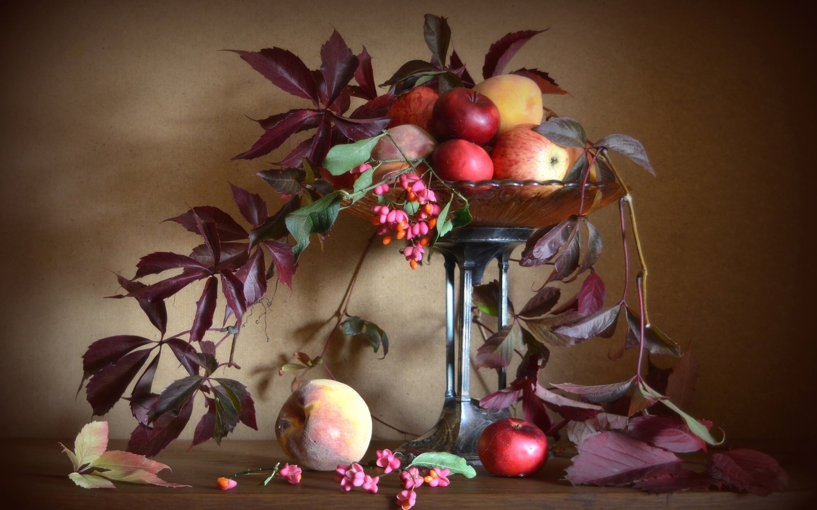 Обои листья, яблоки, осень, персики, натюрморт, leaves, apples, autumn, peaches, still life разрешение 1920x1231 Загрузить