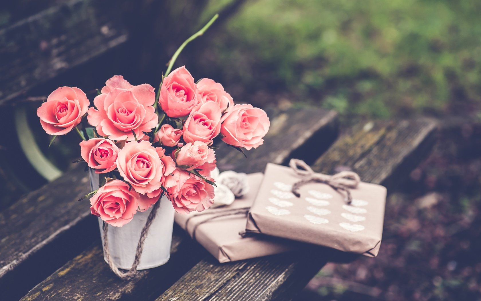 Обои цветы, розы, подарки, скамейка, букет, flowers, roses, gifts, bench, bouquet разрешение 2600x1730 Загрузить