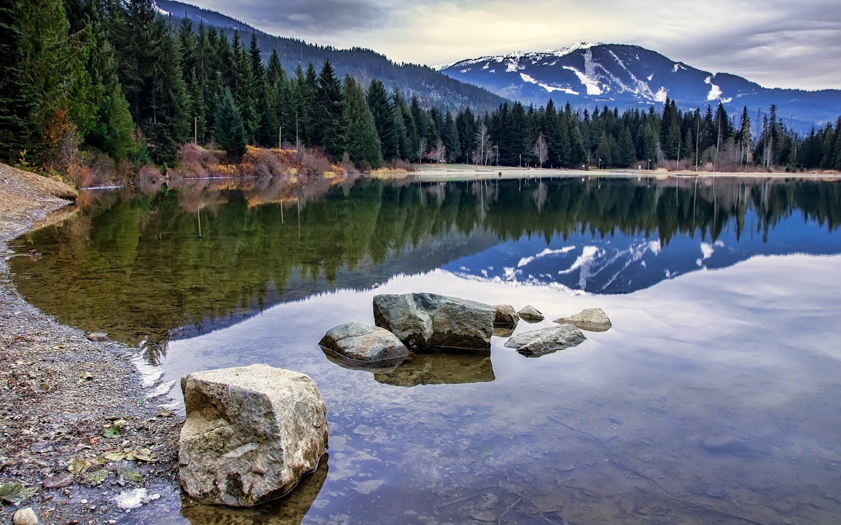 Обои вода, lake whistler, озеро, горы, камни, берег, лес, отражение, канада, water, lake, mountains, stones, shore, forest, reflection, canada разрешение 2710x1800 Загрузить