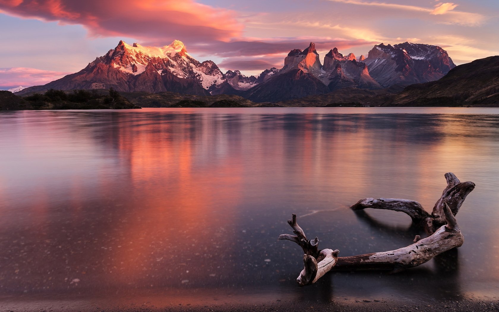 Обои вечер, горы, закат, отражение, пейзаж, водоем, коряга, анды, the evening, mountains, sunset, reflection, landscape, pond, snag, andes разрешение 2048x1152 Загрузить