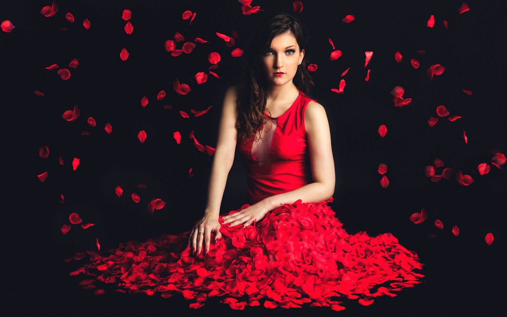 Обои девушка, фон, платье, лепестки, лицо, красное, marine, girl, background, dress, petals, face, red разрешение 2880x1920 Загрузить