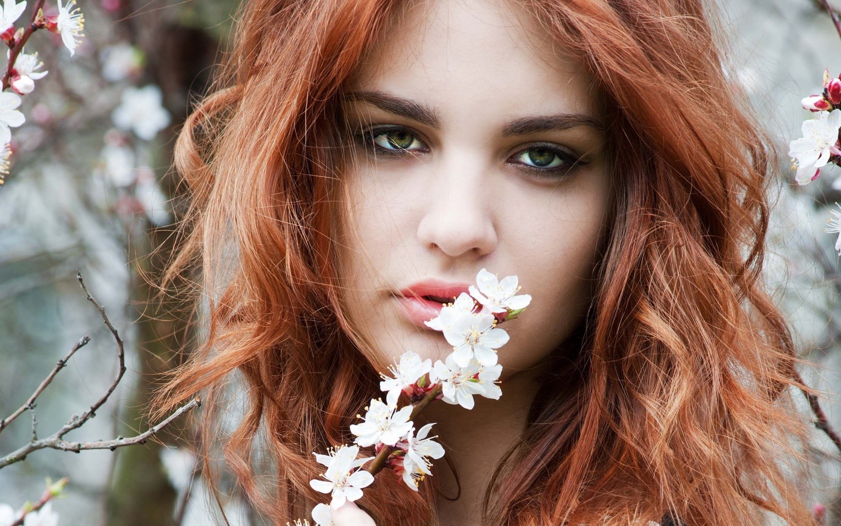 Обои девушка, взгляд, весна, волосы, зеленые глаза, веточки, girl, look, spring, hair, green eyes, twigs разрешение 6981x4990 Загрузить