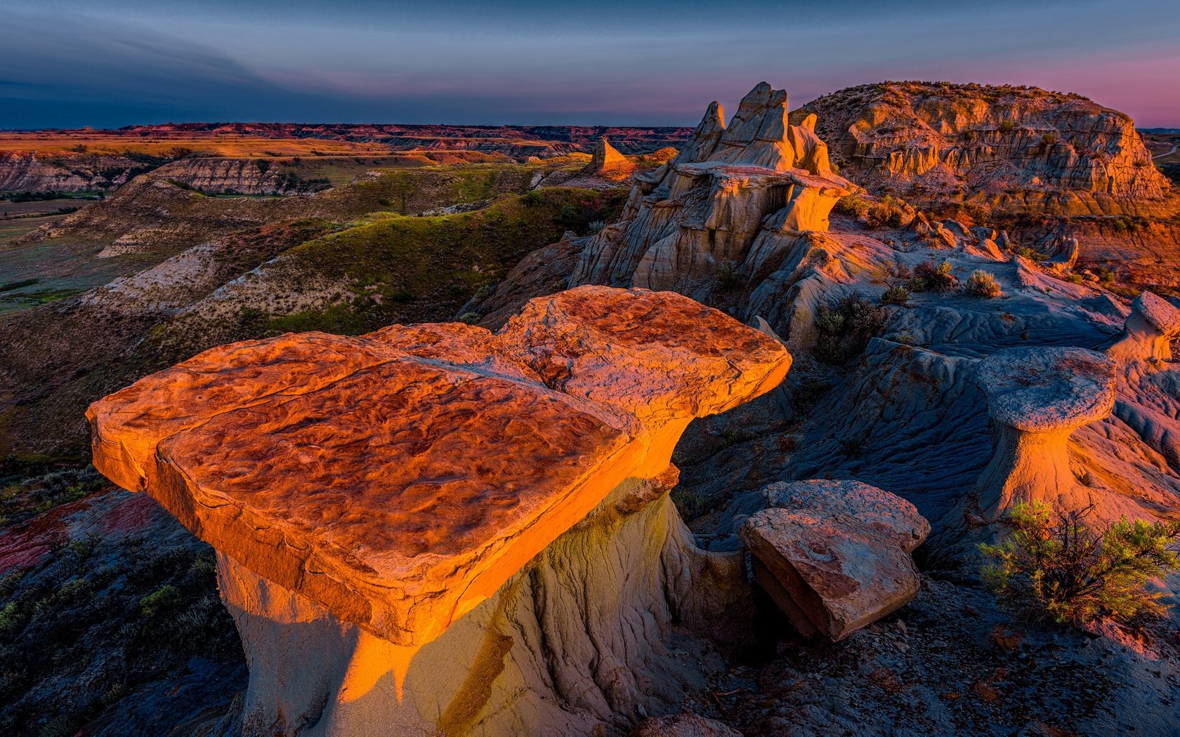 Обои скалы, камни, закат, каньон, сша, theodore roosevelt national park, rocks, stones, sunset, canyon, usa разрешение 2880x1922 Загрузить