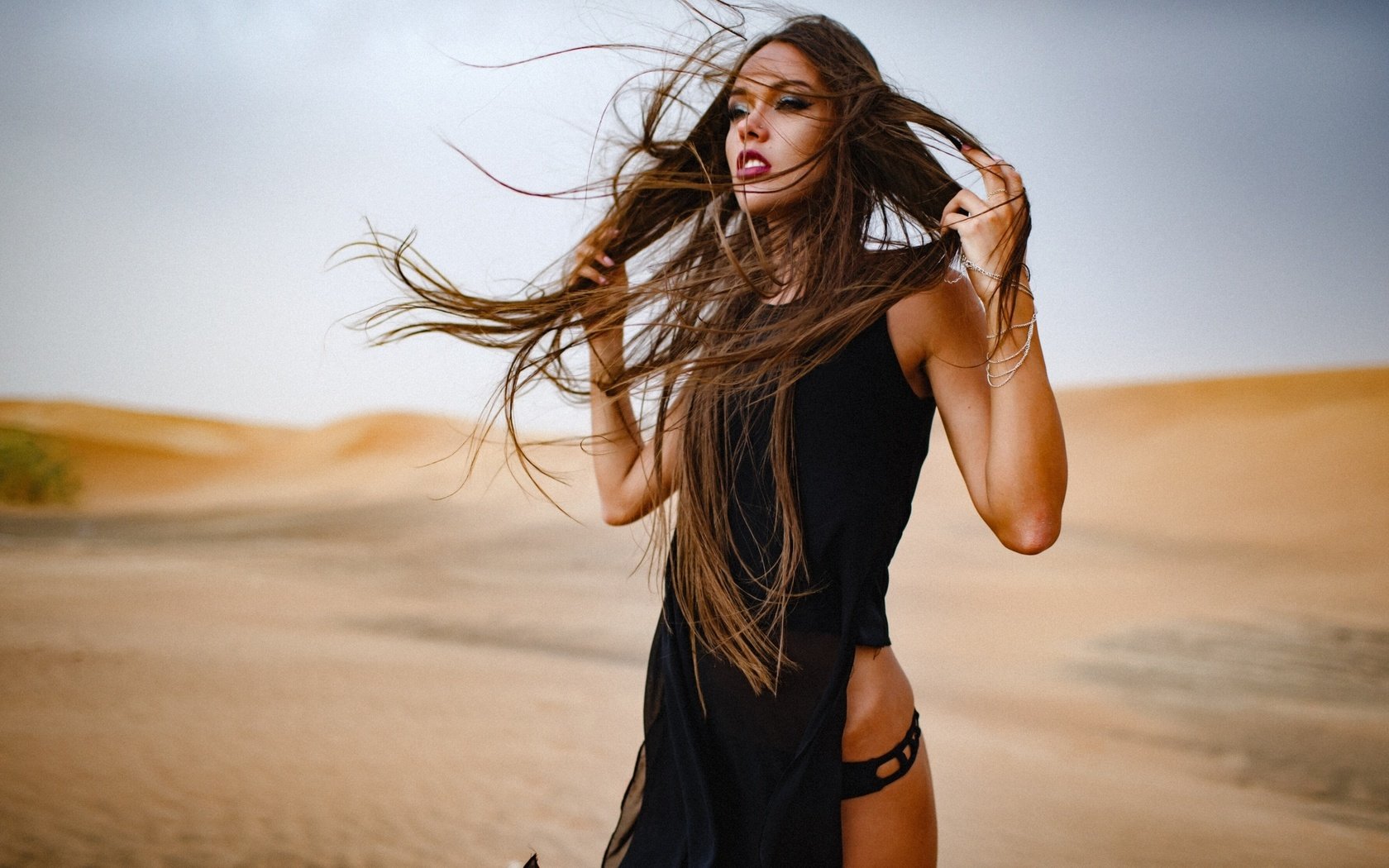 Обои настроение, песок, пустыня, модель, волосы, ветер, natali danish, mood, sand, desert, model, hair, the wind разрешение 2903x1800 Загрузить