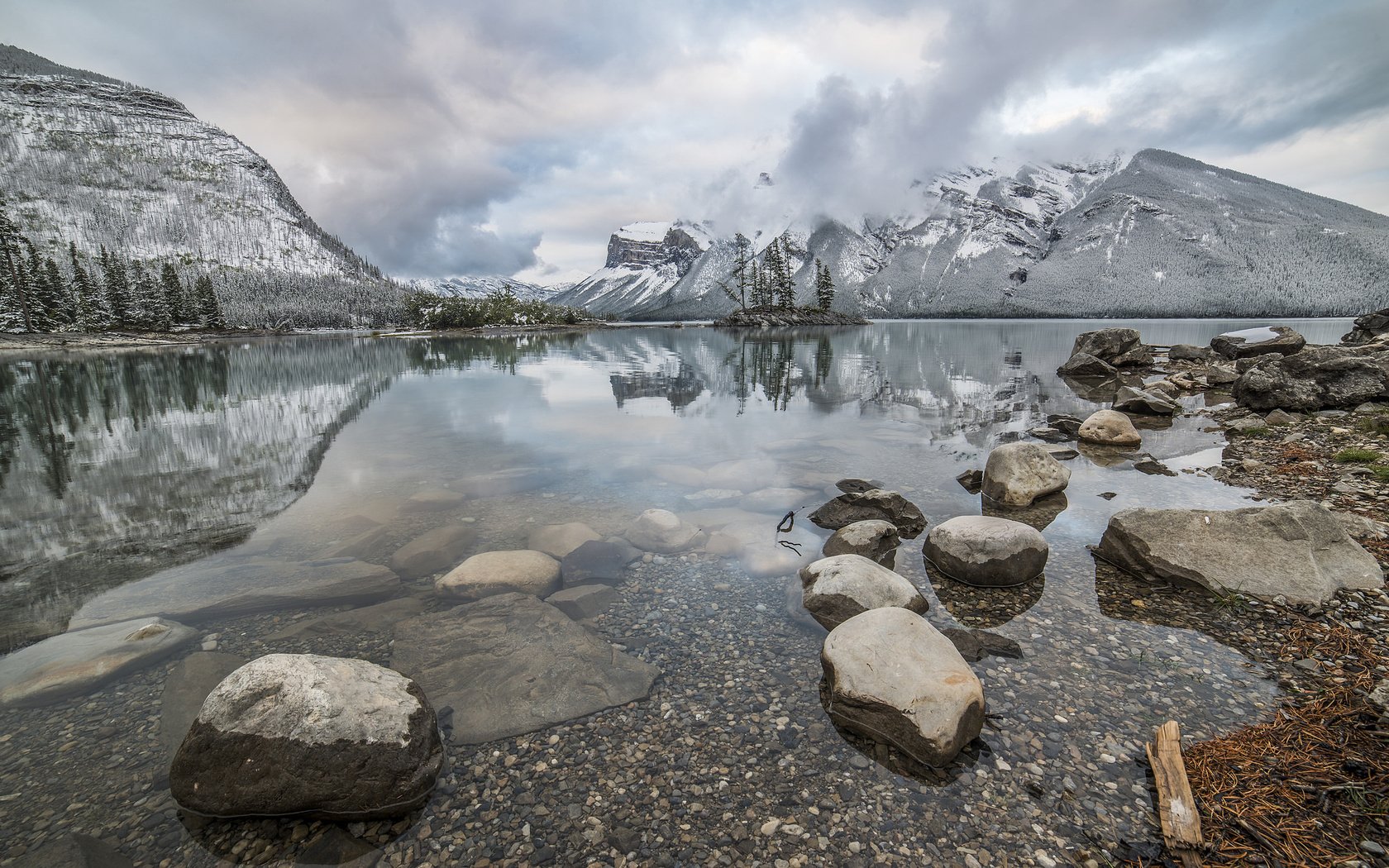 Обои деревья, lake minnewanka, озеро, горы, камни, канада, альберта, провинция альберта, национальный парк банф, trees, lake, mountains, stones, canada, albert, alberta, banff national park разрешение 2048x1292 Загрузить