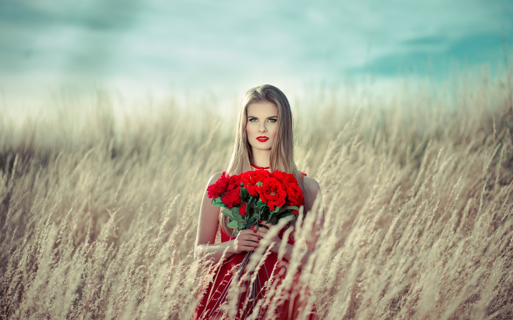 Обои девушка, поле, розы, красные, букет, макияж, girl, field, roses, red, bouquet, makeup разрешение 2500x1673 Загрузить