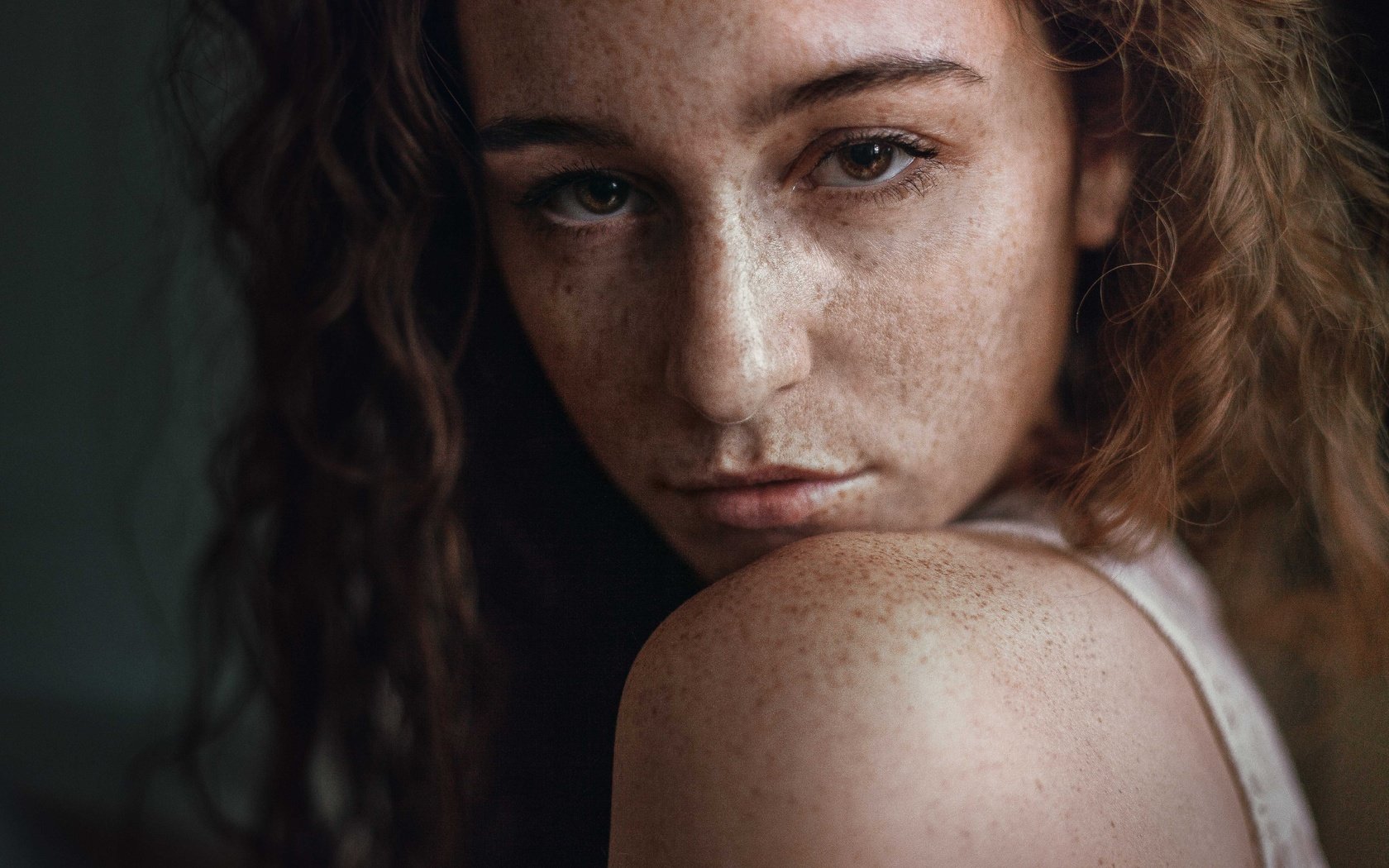 Обои девушка, плечо, веснушки, кареглазая, girl, shoulder, freckles, brown-eyed разрешение 5467x3645 Загрузить