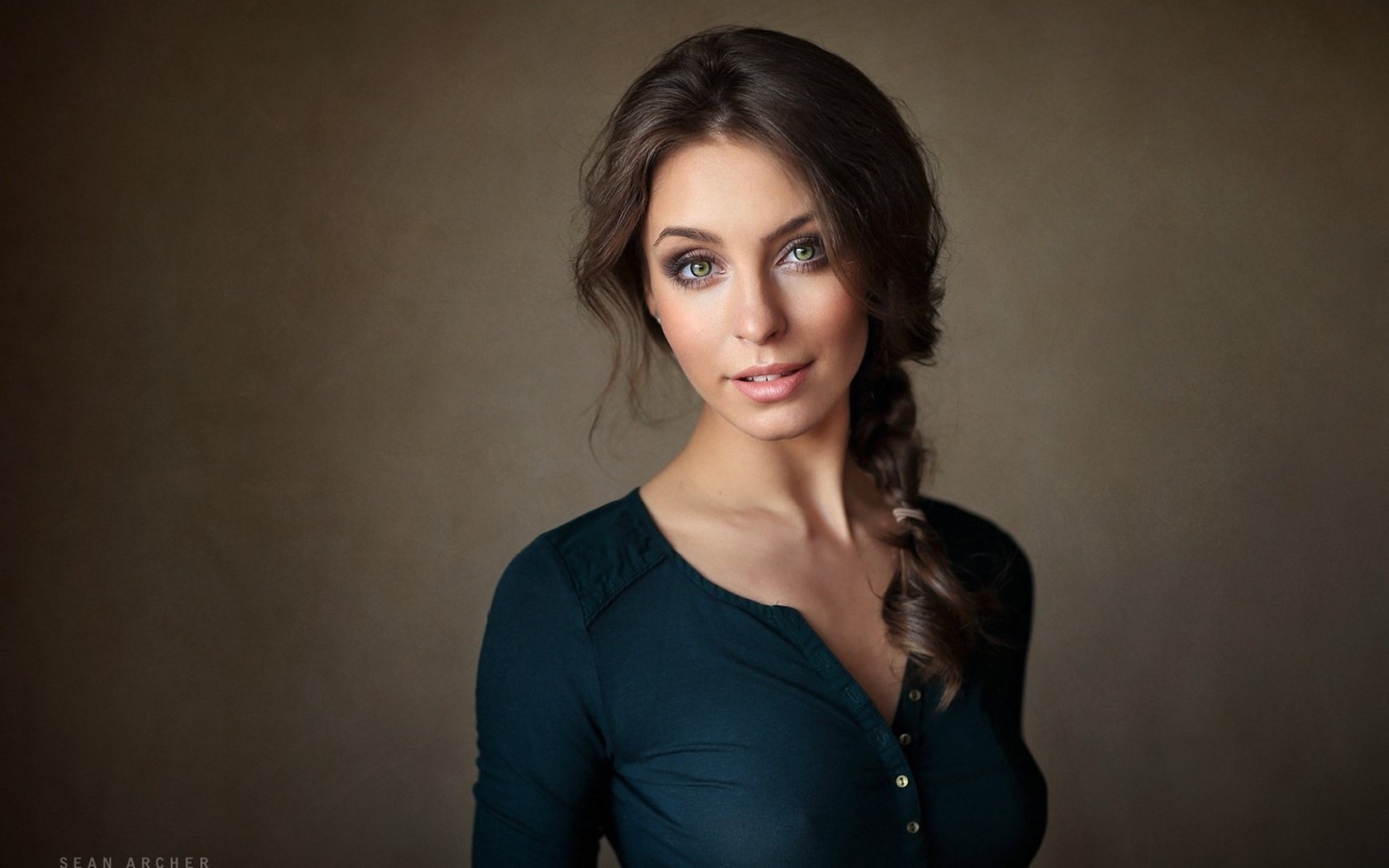 Обои брюнетка, девушки, модель, коса, блузка, brunette, girls, model, braid, blouse разрешение 1920x1280 Загрузить