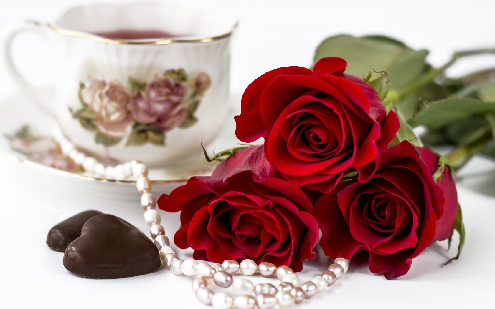 Обои розы, чашка, чай, ожерелье, жемчуг, конфета, roses, cup, tea, necklace, pearl, candy разрешение 3000x1999 Загрузить