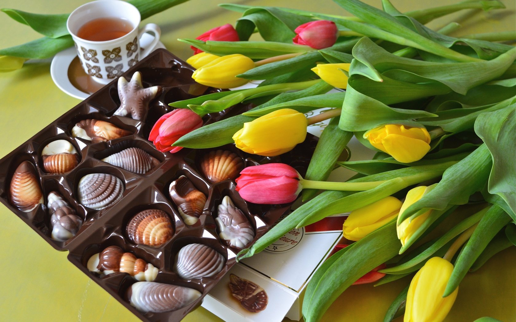 Обои цветы, конфеты, сладости, тюльпаны, чай, шоколад, ассорти, flowers, candy, sweets, tulips, tea, chocolate, cuts разрешение 2400x1583 Загрузить