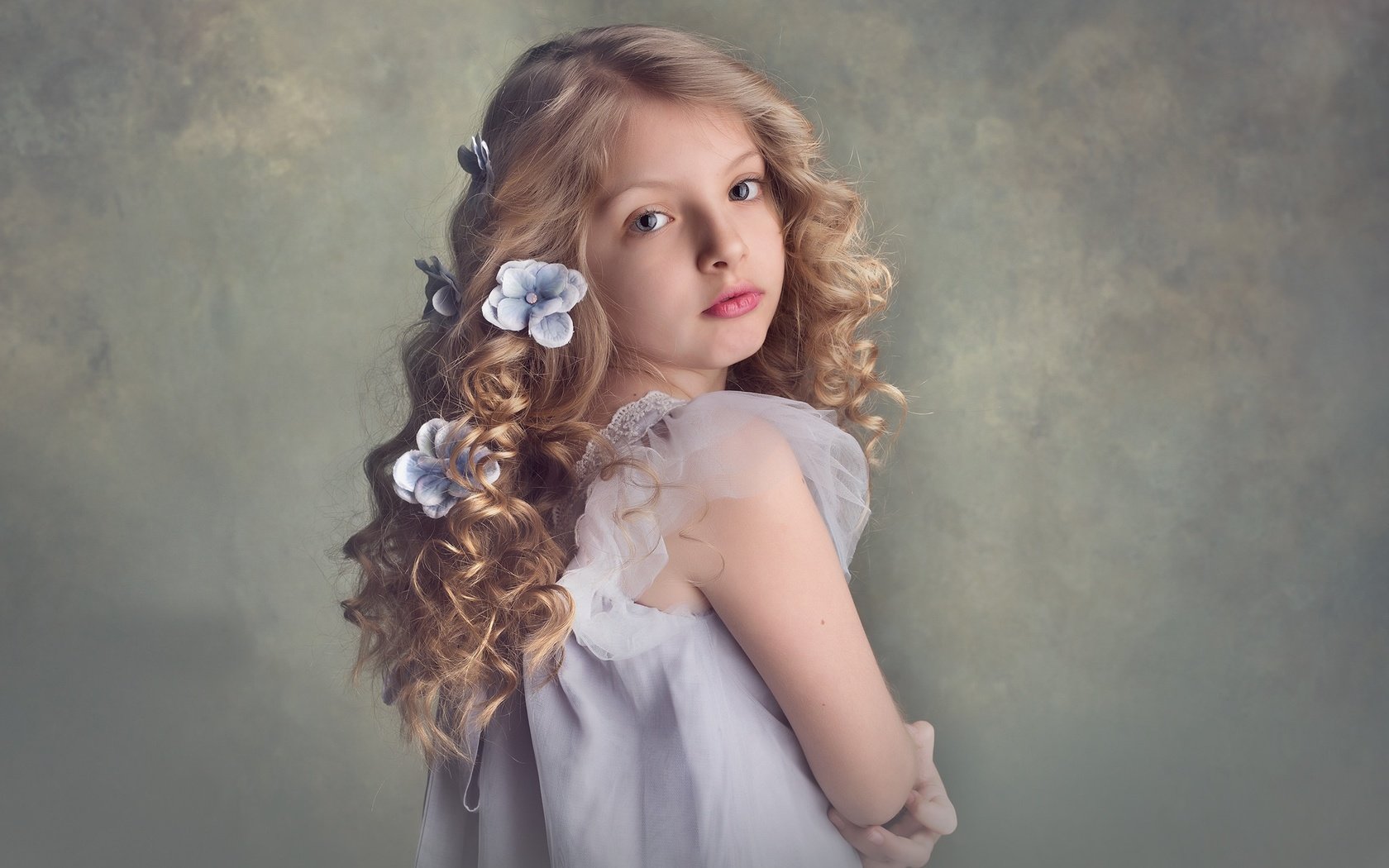 Обои цветы, дети, девочка, прическа, локоны, кудряшки, meg bitton, flowers, children, girl, hairstyle, curls разрешение 2048x1416 Загрузить