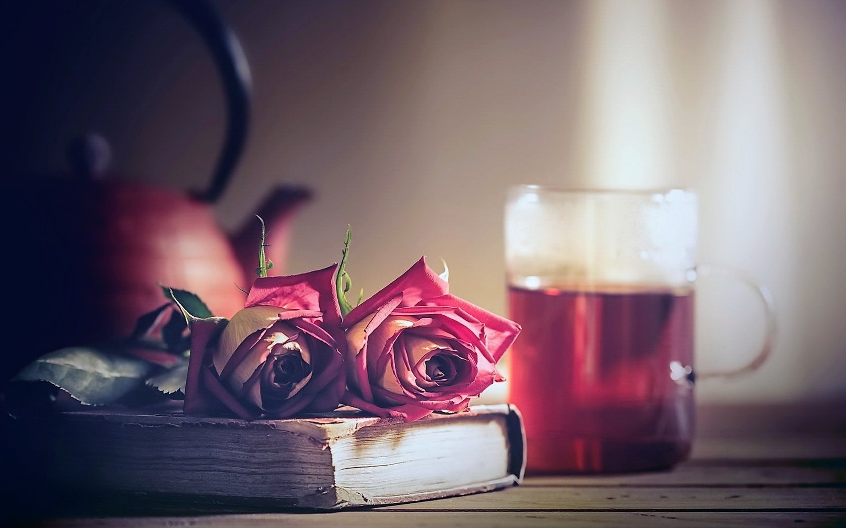 Обои цветы, розы, кружка, чай, книга, flowers, roses, mug, tea, book разрешение 1920x1200 Загрузить