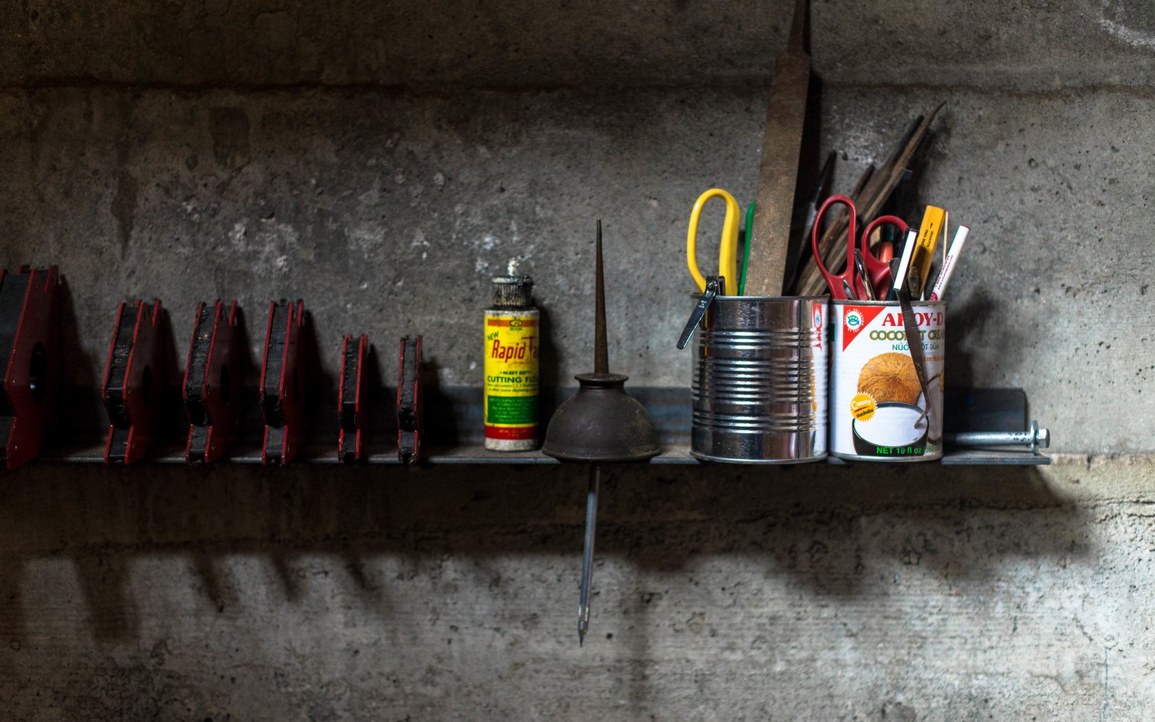 Обои стена, строительство, инструменты, гараж, полка, roman pohorecki, wall, construction, tools, garage, shelf разрешение 5923x3954 Загрузить