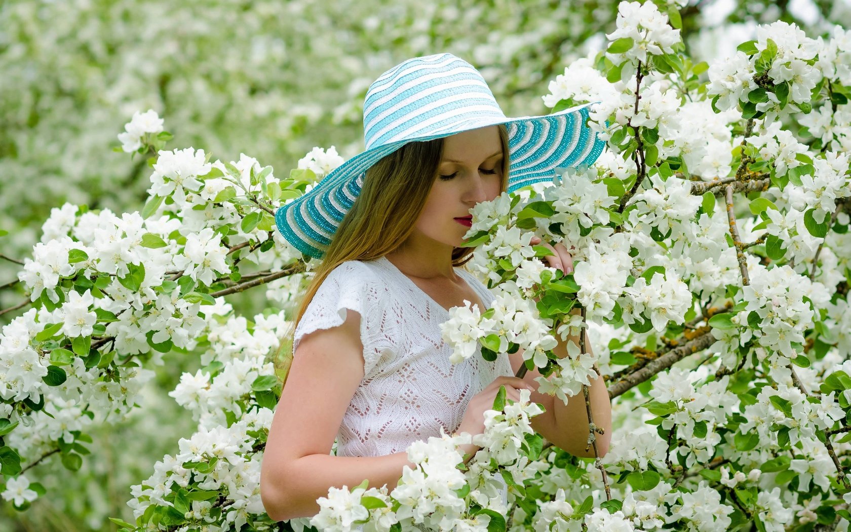 Обои цветение, девушка, блондинка, весна, шляпа, flowering, girl, blonde, spring, hat разрешение 3824x2533 Загрузить