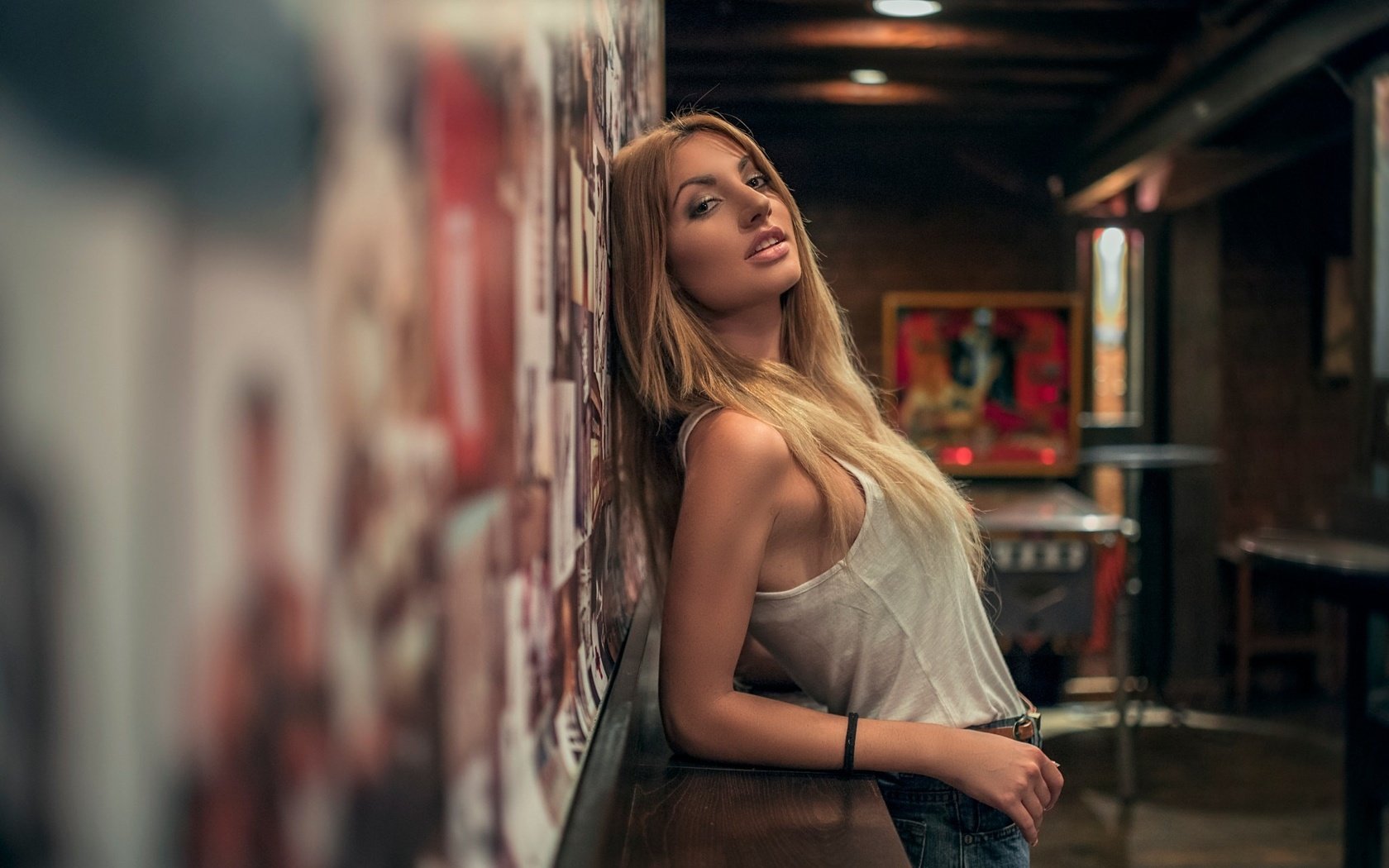 Обои девушка, блондинка, портрет, взгляд, волосы, майка, girl, blonde, portrait, look, hair, mike разрешение 2048x1365 Загрузить