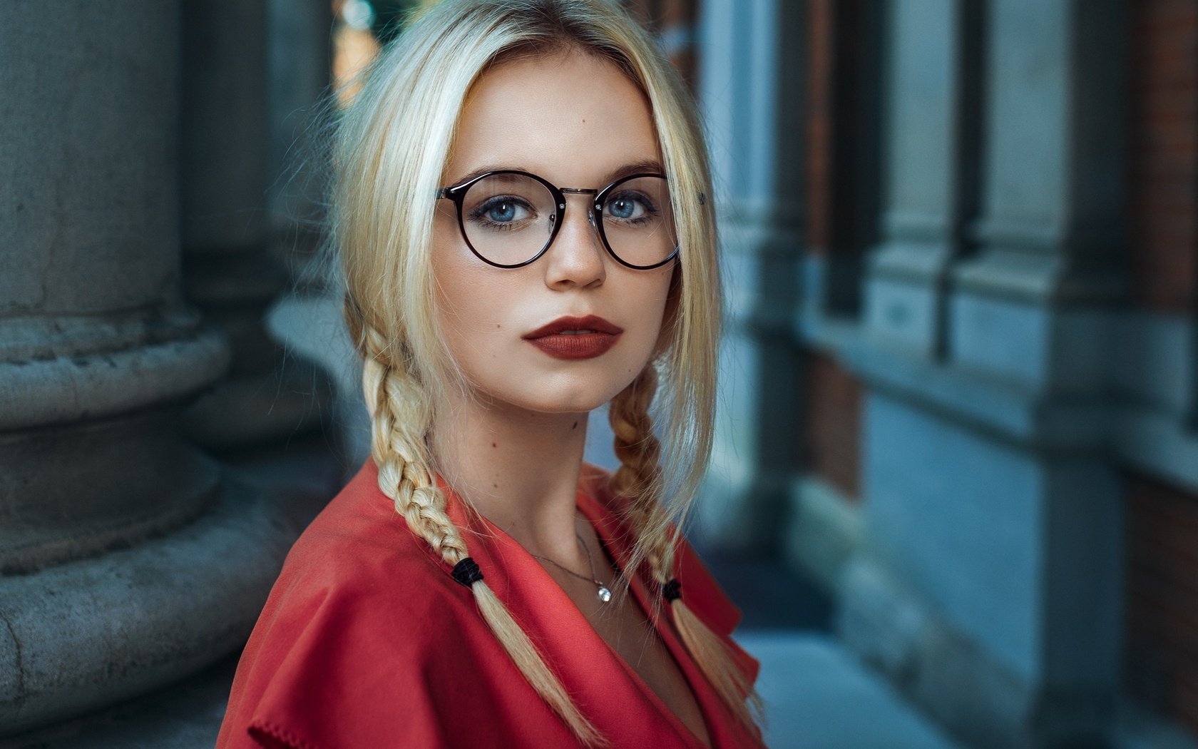 Обои девушка, взгляд, очки, лицо, красная помада, косички, girl, look, glasses, face, red lipstick, braids разрешение 3837x2871 Загрузить