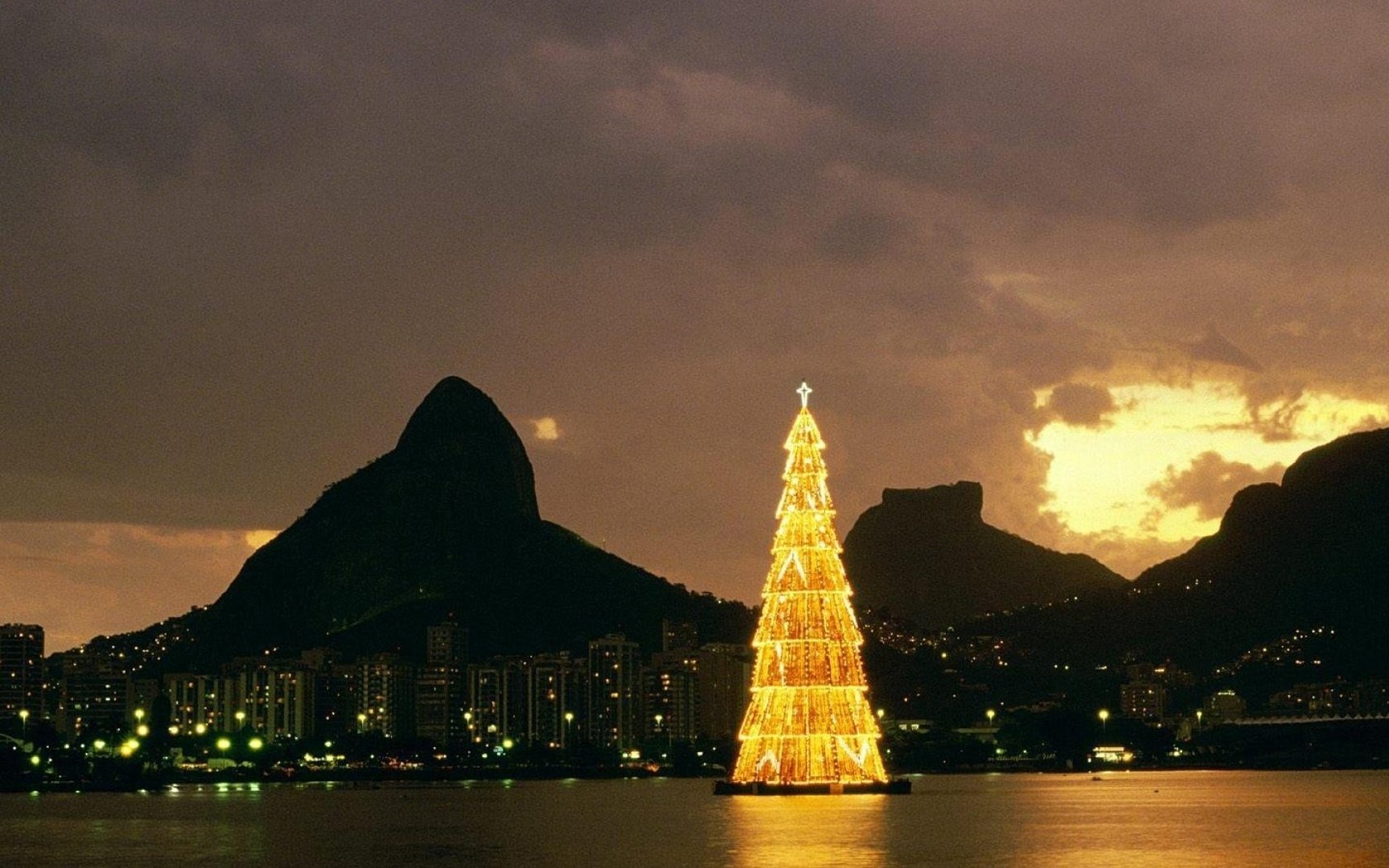 Обои горы, елка, город, бразилия, рио-де-жанейро, mountains, tree, the city, brazil, rio de janeiro разрешение 1920x1080 Загрузить