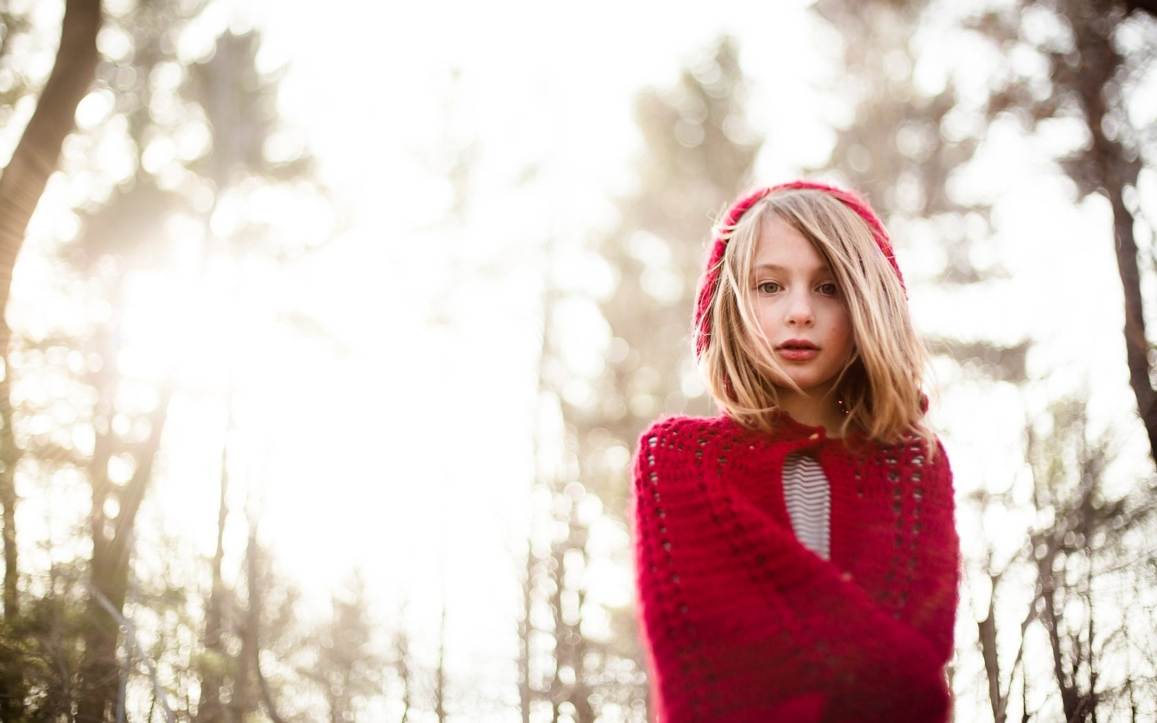 Обои взгляд, дети, девочка, волосы, лицо, в красном, look, children, girl, hair, face, in red разрешение 2048x1365 Загрузить