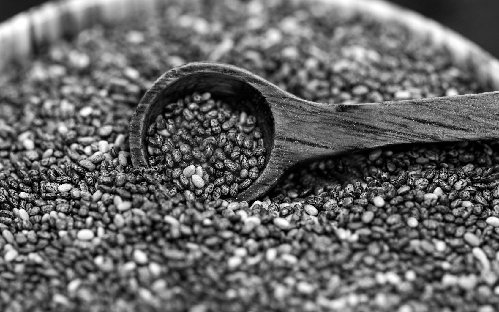 Обои чёрно-белое, семена, деревянная ложка, чиа, семена чиа, black and white, seeds, wooden spoon, chia разрешение 3840x2205 Загрузить