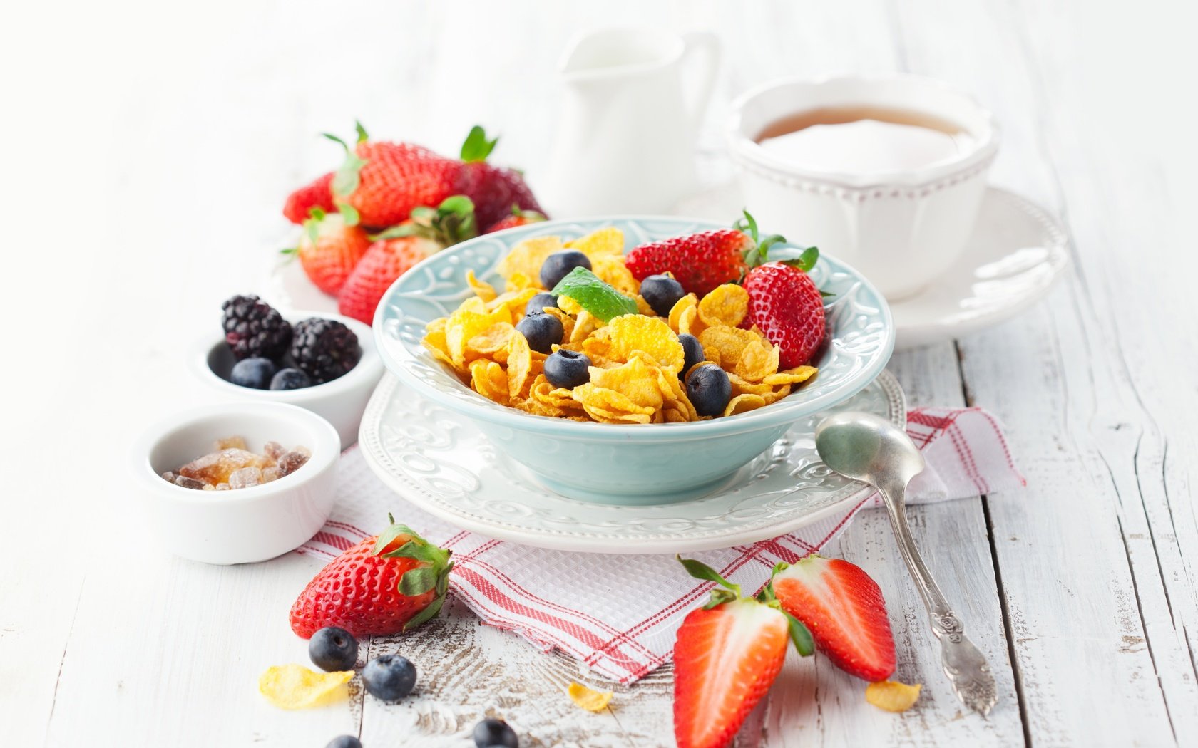 Обои клубника, ягоды, черника, чай, завтрак, молоко, ежевика, хлопья, strawberry, berries, blueberries, tea, breakfast, milk, blackberry, cereal разрешение 6500x4333 Загрузить