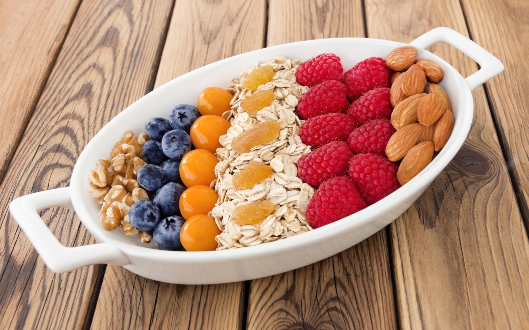 Обои орехи, малина, ягоды, черника, миндаль, изюм, овсяные хлопья, nuts, raspberry, berries, blueberries, almonds, raisins, cereal разрешение 5184x3456 Загрузить