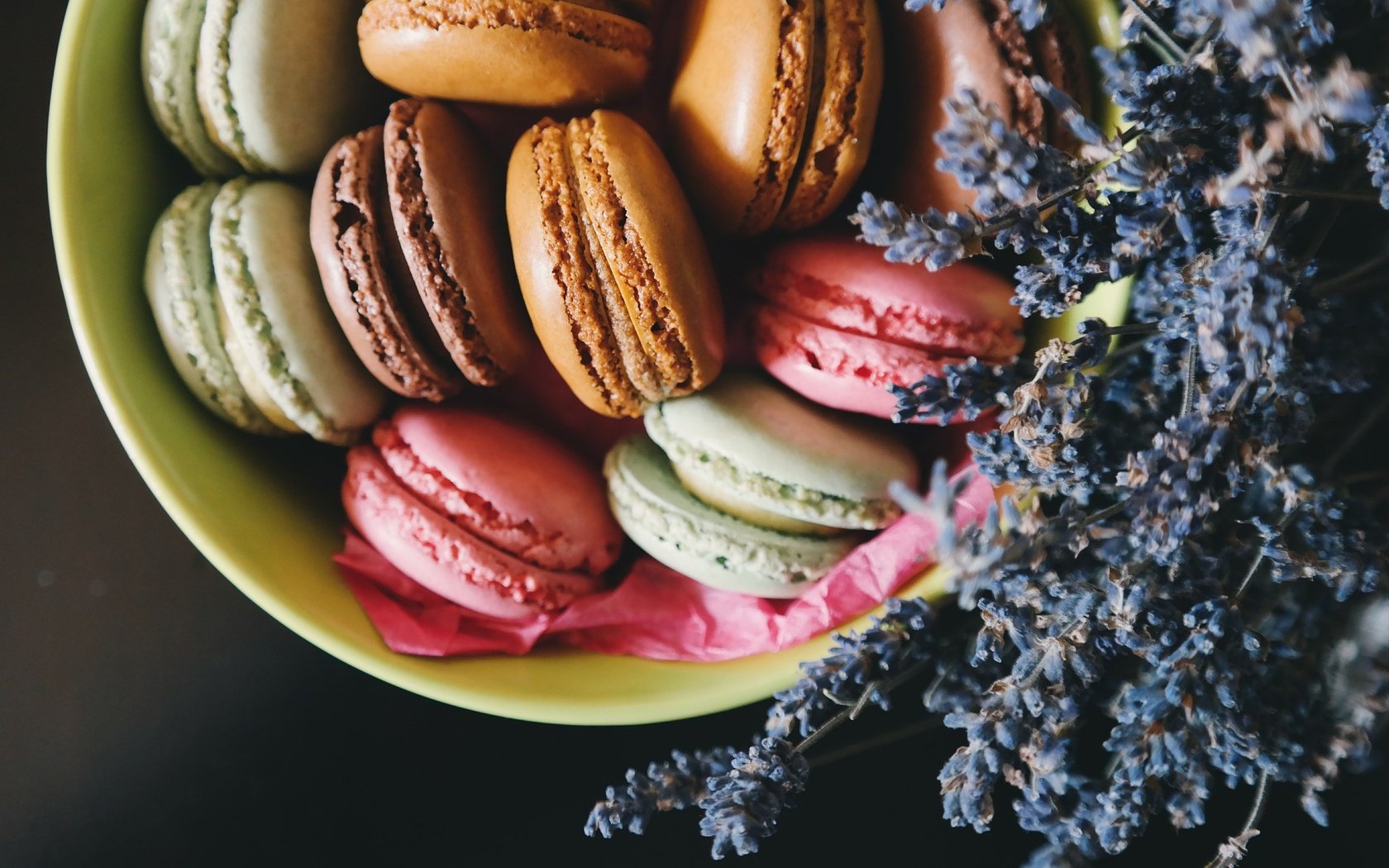 Обои цветы, лаванда, печенье, макарун, макаруны, flowers, lavender, cookies, macaron, macaroon разрешение 1920x1280 Загрузить