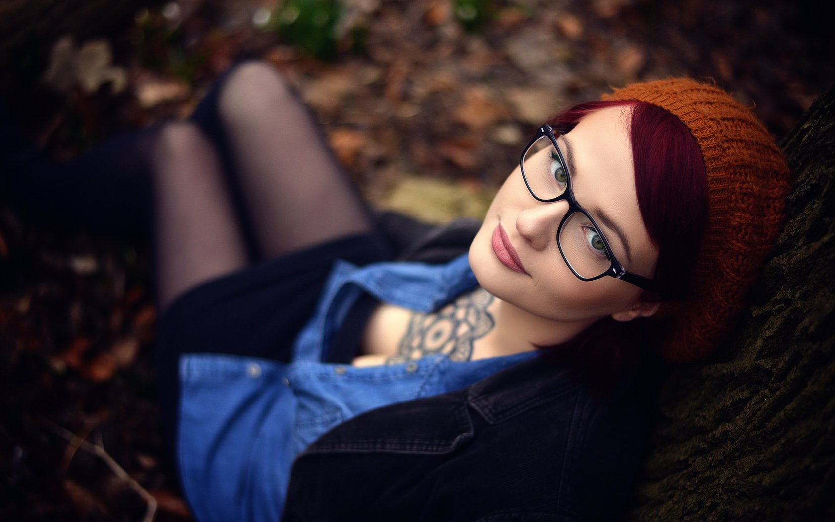 Обои девушка, очки, тату, макияж, берет, декольте, girl, glasses, tattoo, makeup, takes, neckline разрешение 2048x1275 Загрузить